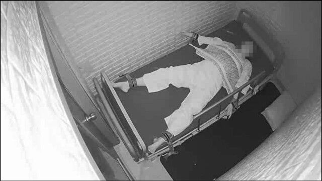지난해 5월27일 부천 더블유(W)진병원에서 33살 여성 환자인 박아무개씨가 손과 발, 가슴까지 5포인트 강박된 채 누워있다. 시시티브이 영상 갈무리
