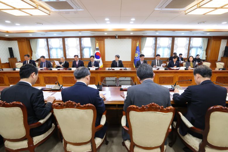 이주호 대통령 권한대행 부총리 겸 교육부 장관이 2일 오전 서울 종로구 정부서울청사에서 국무위원 간담회를 하고 있다. 교육부 제공