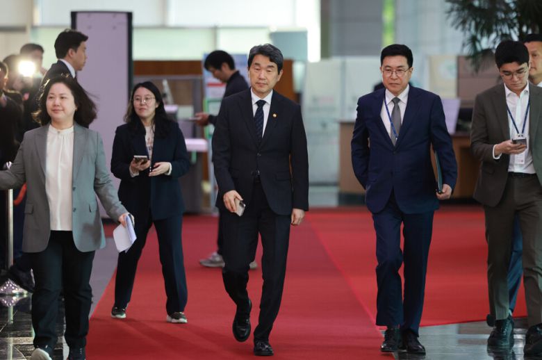 이주호 대통령 권한대행 부총리 겸 교육부 장관이 2일 오전 정부서울청사로 출근하고 있다. 대통령실사진기자단