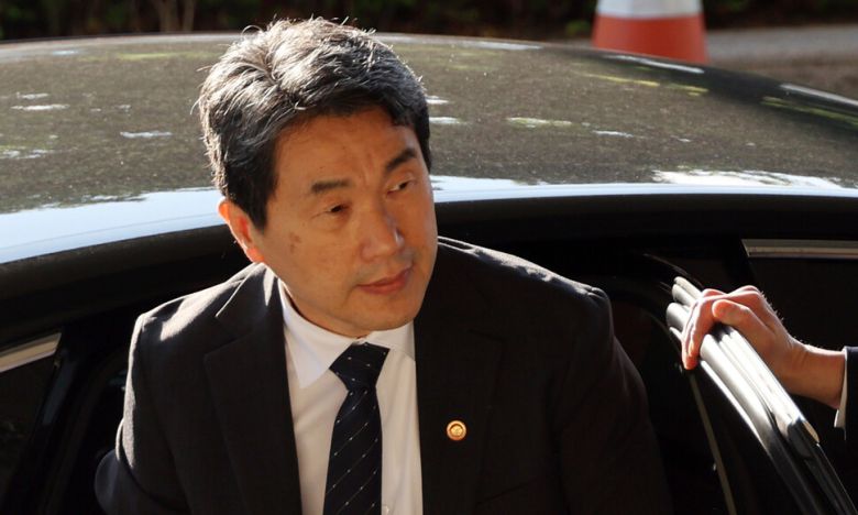 이주호 대통령 권한대행 부총리 겸 교육부 장관이 2일 오전 정부서울청사로 출근하고 있다. 대통령실사진기자단