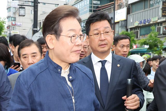 대법원이 이재명 더불어민주당 대선 후보의 공직선거법 위반 사건에 대해 유죄 취지로 파기환송 판결을 한 1일 이 후보가 전국 각지에서 민심을 듣는 골목골목 경청투어를 시작하며 경기도 포천 중앙로에서 시민들을 만나며 인사하고 있다. 연합뉴스