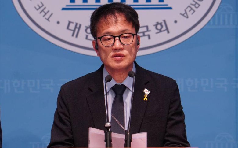 박주민 더불어민주당 의원 등은 2일 국회에서 기자회견을 열고 “한동훈 캠프가 지지하지 않는 이들에게 특보 위촉장을 보냈다”고 밝혔다.