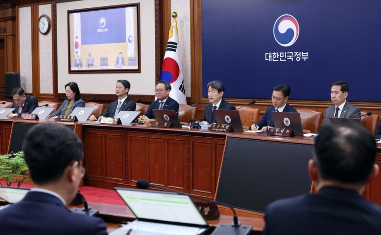 이주호 권한대행이 2일 오전 서울 종로구 정부서울청사에서 열린 임시국무회의에서 머리발언을 하고 있다. 대통령실사진기자단