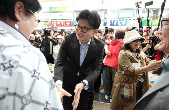 한동훈 국민의힘 대선 경선 후보가 2일 경남 창원시 마산합포구 마산어시장에서 시민과 인사하고 있다. 연합뉴스