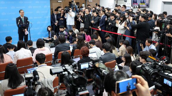 한덕수 전 국무총리가 2일 서울 여의도 국회 소통관에서 대통령 선거 출마 선언을 마친 뒤 취재진과 인터뷰하고 있다. 연합뉴스