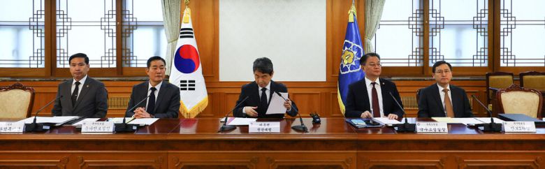 이주호 권한대행이 2일 오전 정부서울청사에서 열린 긴급 국가안전보장회의에서 자료를 살펴보고 있다. 대통령실사진기자단