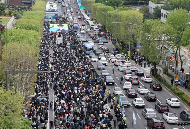 3일 오후 서울 서초구 대법원 인근에서 ‘법비에게 철퇴를! 조희대 대법원 박살내자’ 138차 전국집중 촛불대행진이 촛불행동 주최로 열려 참가자들이 도로를 채워 앉아 있다. 김영원 기자 forever@hani.co.kr