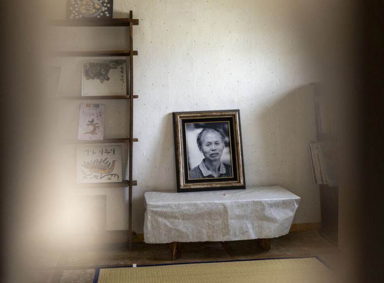 오두막의 창호지 찢어진 방문 안에선 사진 속 작가가 말 없이 바깥세상을 응시하고 있다. 김진수 선임기자