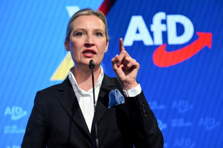 독일을 위한 대안(AfD) 대표인 알리스 바이델이 2월23일 총선 직후 첫 출구조사가 발표되자 지지자들에게 연설하고 있다. 로이터 연합뉴스
