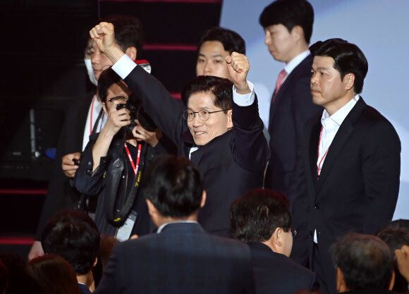 김문수 국민의힘 대선 경선 후보가 3일 경기 고양시 킨텍스에서 열린 국민의힘 최종 대선 후보 선출을 위한 전당대회에 입장하고 있다. 공동취재사진