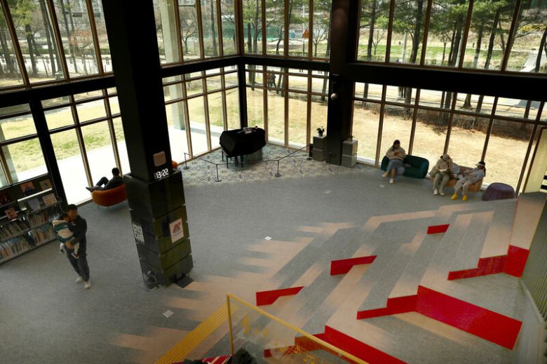 의정부 경전철 발곡역 인근 ‘장암발곡근린공원’에 있는 ‘의정부음악도서관’은 창에서 쏟아지는 햇살과 너른 실내가 매력적이어서 찾는 이가 점점 늘고 있다. 박미향 기자