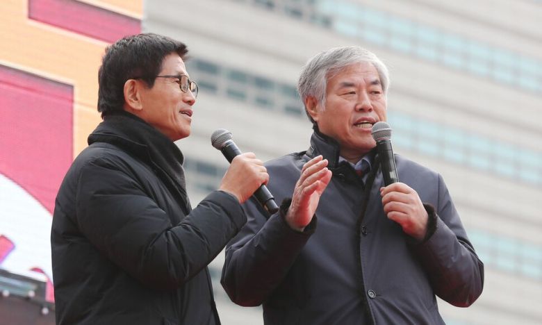 전광훈 사랑제일교회 목사가 2019년 12월25일 오후 서울 종로구 교보문고 앞에서 열린 ‘2019 자유 대한민국 전국 연합 성탄축제\'에서 발언하고 있다. 왼쪽은 김문수 국민의힘 대통령 후보. 연합뉴스