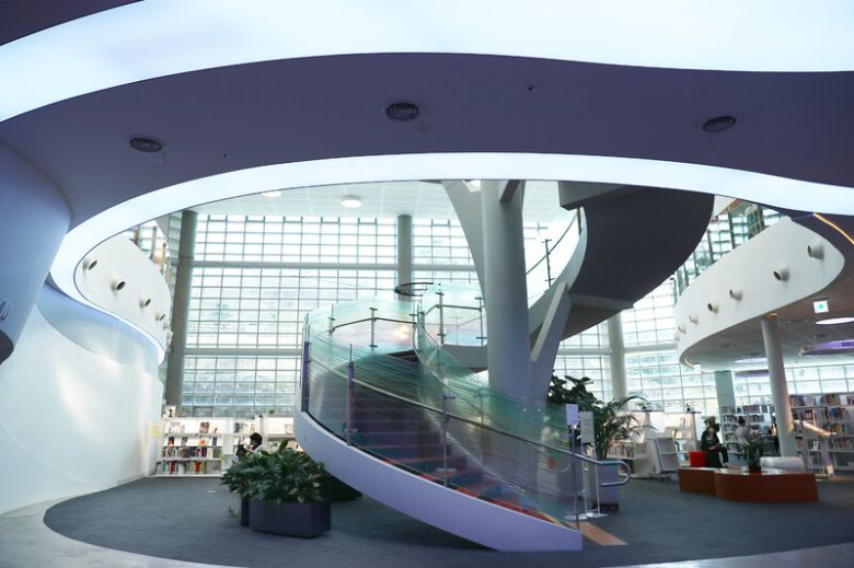 의정부 여행의 대명사로 떠오르고 있는 ‘의정부미술도서관’. 책과 문화, 예술이 어우러진 건축물로 개방감이 큰 공간이다. 박미향 기자