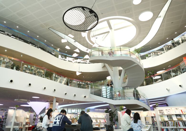 의정부 여행의 대명사로 떠오르고 있는 ‘의정부미술도서관’. 책과 문화, 예술이 어우러진 건축물로 개방감이 큰 공간이다. 박미향 기자