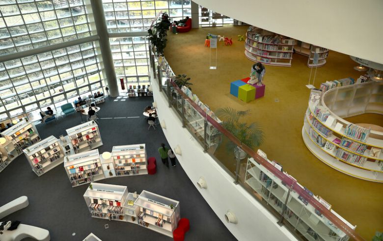 의정부 여행의 대명사로 떠오르고 있는 ‘의정부미술도서관’. 책과 문화, 예술이 어우러진 건축물로 개방감이 큰 공간이다. 박미향 기자