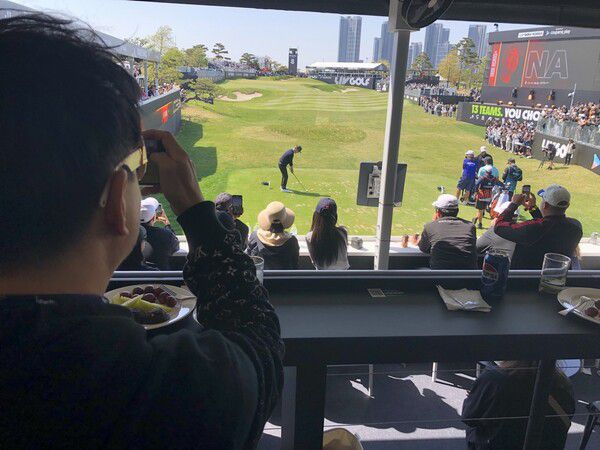 4일 인천 송도 잭니클라우스 골프클럽 코리아 8번 홀(파3)에서 케빈 나가 티샷을 준비하는 동안 관중이 지켜보고 있다.