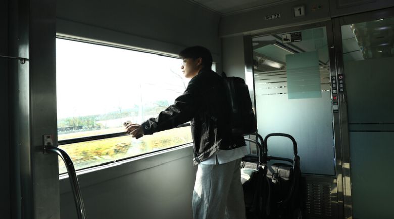 21년 만에 다시 달리기 시작한 교외선을 즐기고 있는 여행객. 박미향 기자