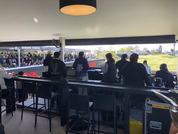 4일 인천 송도 잭니클라우스 골프클럽 코리아 8번 홀(파3)에 마련된 ‘파티 존’에서 팬들이 음악을 들으며 경기를 지켜보고 있다.