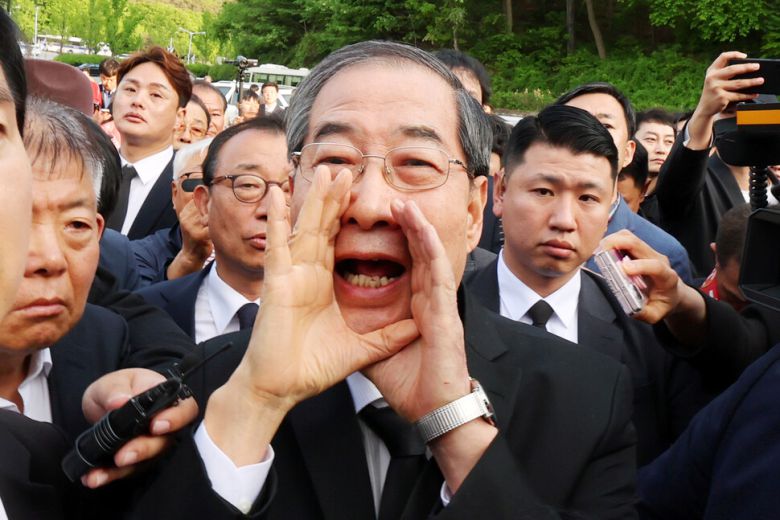 2일 오후 광주 북구 국립 5·18 민주묘지를 찾은 한덕수 전 총리가 광주비상행동 등 시민·사회단체 관계자들의 반발에 가로 막히자 \"저도 호남 사람\"이라며 참배를 호소하고 있다. 연합뉴스