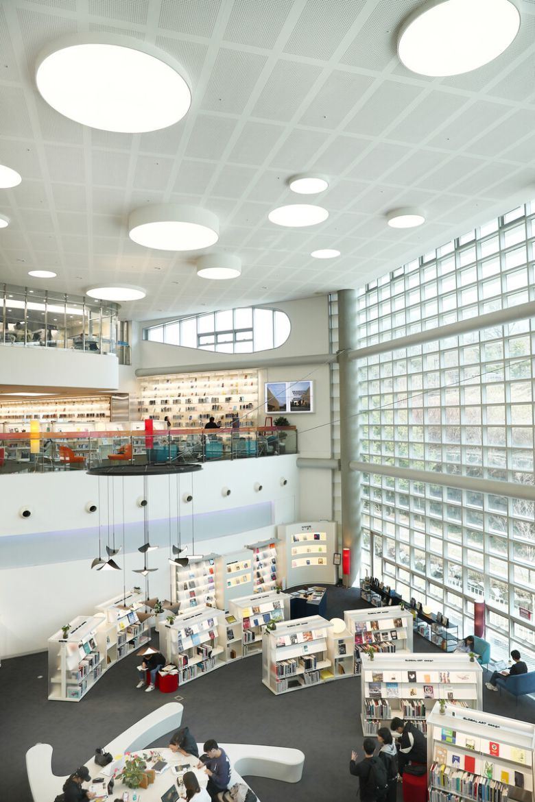 의정부 여행의 대명사로 떠오르고 있는 ‘의정부미술도서관’. 책과 문화, 예술이 어우러진 건축물로 개방감이 큰 공간이다. 박미향 기자