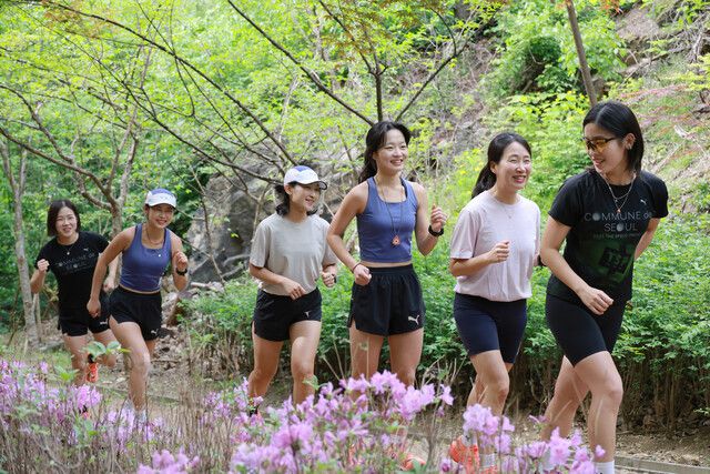 서울 기반 러닝 크루 ‘꼬뮨 드 서울’ 소속 러너들이 지난달 27일 오후 서울 용산구 매봉산에서 인터뷰를 하기 전 사진을 찍고 있다. 김혜윤 기자 unique@hani.co.kr