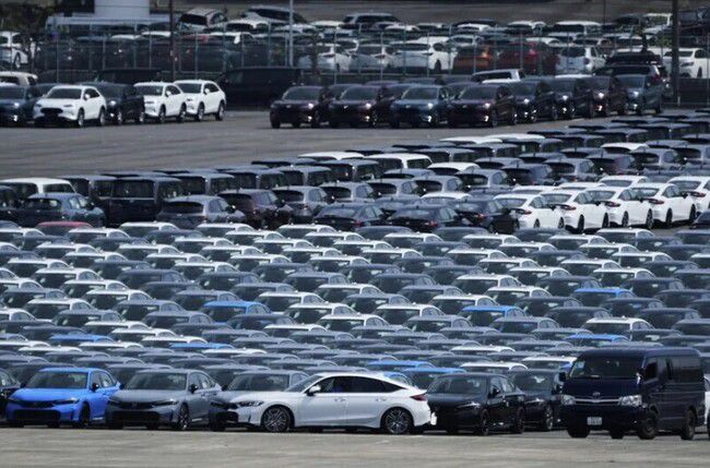 지난 8일 일본 요코하마 한 항구에서 수출 차량들이 모여 있다. AP 연합뉴스