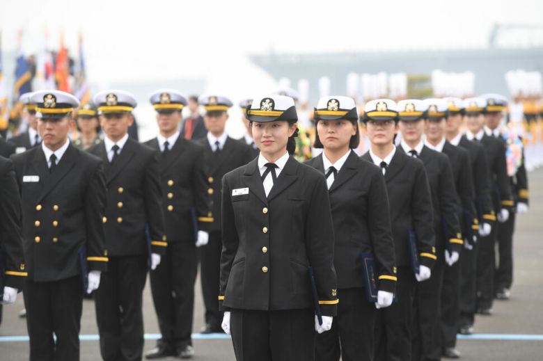 제73기 해군사관학교 졸업식에서 졸업생들이 임관선서를 준비하고 있다. 청와대사진기자단