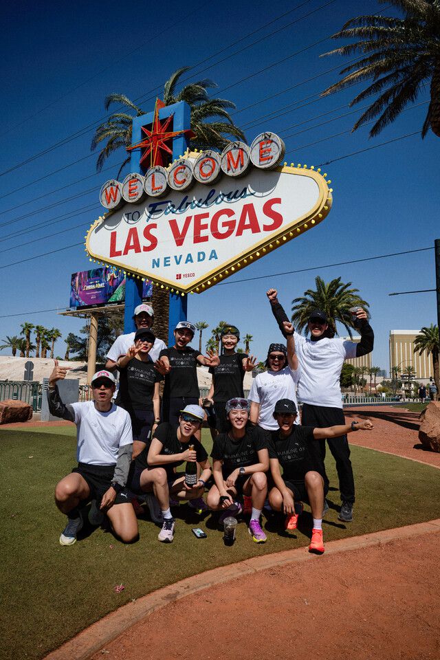 서울 기반 트레일러닝 크루 ‘꼬뮨 드 서울’ 소속 선수와 서포터들이 지난 3월30일 ‘더 스피드 프로젝트’ 대회 완주 뒤 결승점인 미국 네바다주 라스베이거스 사인 앞에서 자축하고 있다. 블룸스튜디오 제공