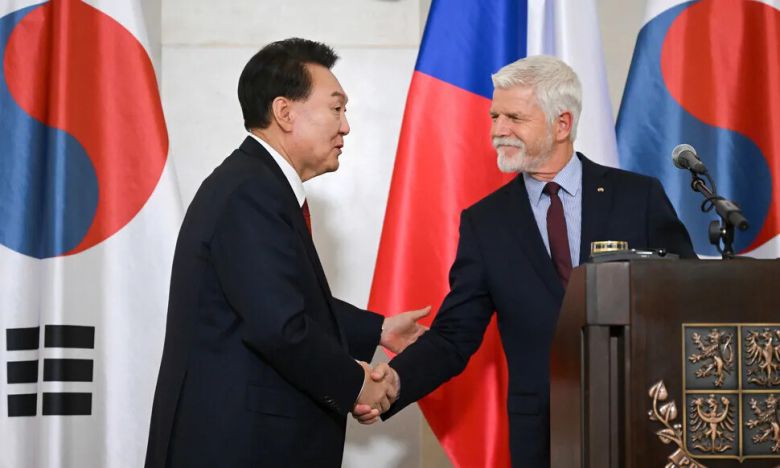 탄핵당한 윤석열 전 대통령과 페트르 파벨 체코 대통령이 지난해 9월 체코 프라하성에서 공동 기자회견을 한 뒤 악수를 하고 있다. 윤석열 정부는 체코 원전을 치적으로 홍보해왔다. 프라하/윤운식 선임기자 yws@hani.co.kr