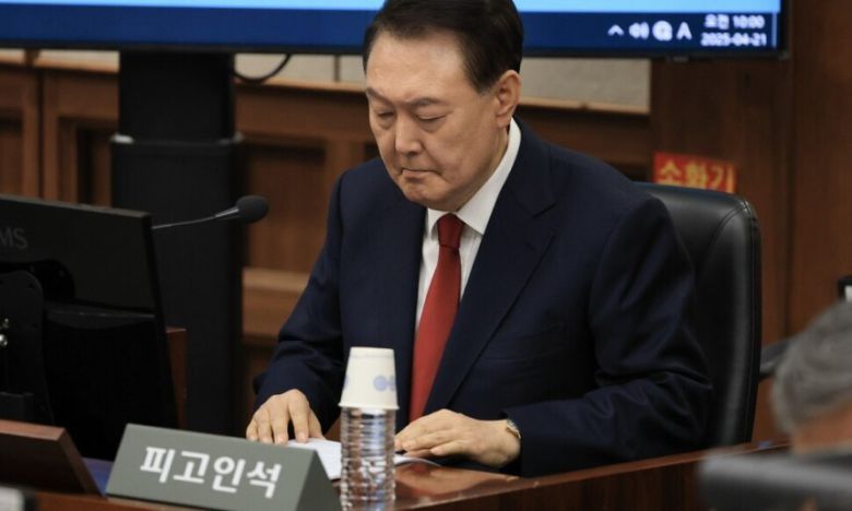 윤석열 전 대통령이 4월21일 서울 서초구 서울중앙지법에서 열린 내란 우두머리 혐의 형사재판 2차 공판에 출석해 있다. 사진공동취재단