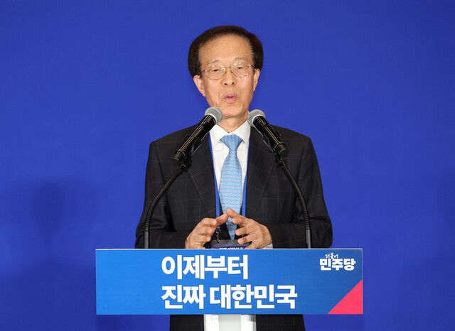 이석연 더불어민주당 공동선대위원장이 지난달 30일 서울 여의도 국회 의원회관에서 열린 더불어민주당 제21대 대통령선거 ‘진짜 대한민국’ 중앙선거대책위원회 출범식에서 발언하고 있다. 연합뉴스