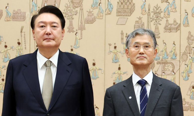 윤석열 대통령이 2023년 12월8일 서울 용산 대통령실 청사에서 조희대 신임 대법원장에게 임명장을 수여한 뒤 기념 촬영을 하고 있다. 대통령실사진기자단
