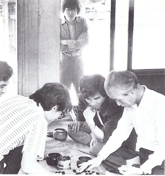 성 이사장(왼쪽 안경 쓴 이)이 스승 청명과 바둑을 두고 있다. 성 이사장 제공