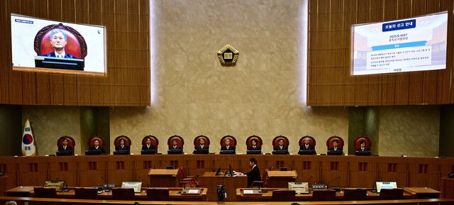 조희대 대법원장을 비롯한 대법관들이 1일 오후 서울 서초구 대법원 대법정에서 이재명 더불어민주당 대통령 후보의 공직선거법 위반 사건 상고심 선고를 준비하고 있다. 공동취재사진