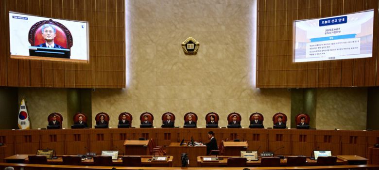 조희대 대법원장을 비롯한 대법관들이 1일 오후 서울 서초구 대법원 대법정에서 이재명 더불어민주당 대선 후보의 공직선거법 위반 사건 상고심 선고를 준비하고 있다. 사진공동취재단