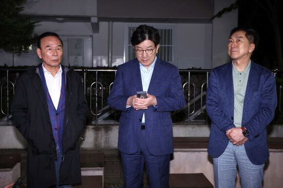 권성동 국민의힘 원내대표와 김기현·박덕흠 의원이 6일 후보 단일화 압박에 반발하며 후보 일정을 중단하고 상경한 김문수 대선 후보를 만나기 위해 서울 관악구 김 후보의 자택 앞에서 기다리고 있다. 연합뉴스