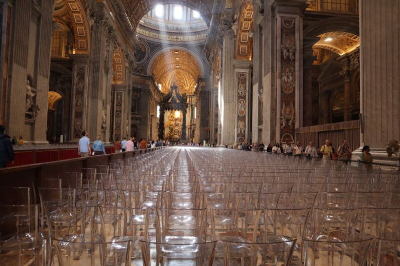 콘클라베를 하루 앞둔 6일(현지시각) 바티칸 성 베드로 대성당 내부. 7일 교황 선출을 앞두고 열릴 특별 미사를 위해 방문객들을 위한 의자 수천여개가 배치돼 있다. 사진 장예지 특파원