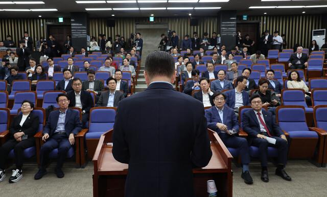 권영세 국민의힘 비상대책위원장(뒷모습 보이는 이)이 6일 오후 서울 여의도 국회에서 열린 의원총회에서 발언하고 있다. 신소영 기자 viator@hani.co.kr