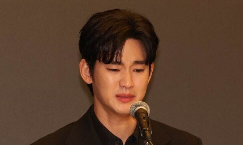 배우 김수현이 지난 3월31일 서울 마포구 스탠포드 호텔에서 기자회견을 열어 고 김새론과의 미성년자 교제 의혹을 부인하고 있다. 김태형 기자 xogud555@hani.co.kr