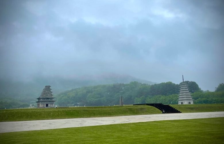 전북 익산시 금마면 미륵사지 내 미륵사지석탑(왼쪽). 코레일 제공