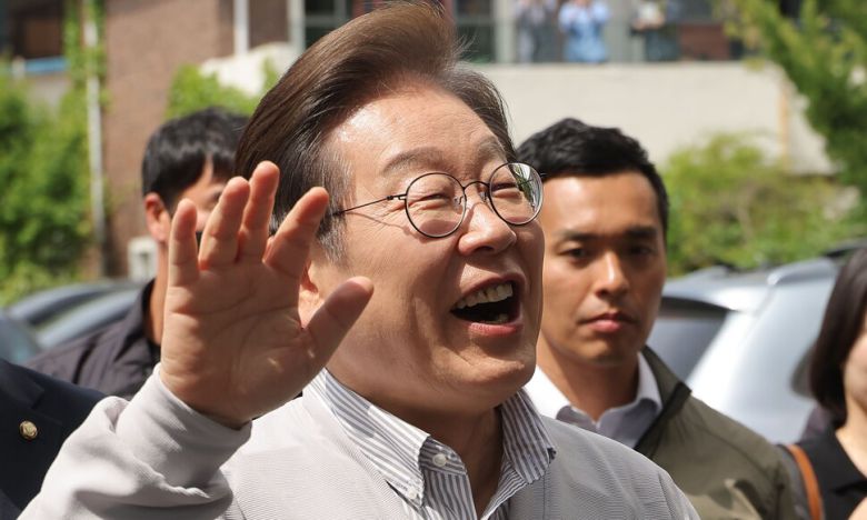 더불어민주당 이재명 대선 후보가 ‘골목골목 경청투어:국토종주편’에 나선 7일 전북 전주시 풍남문 앞 광장 인근에서 지지자 및 시민들에게 밝게 인사하고 있다. 이날 서울고등법원은 오는 15일 예정됐던 이 후보의 공직선거법 위반 혐의 사건 파기환송심 첫 공판을 오는 6월 18일로 연기했다. 연합뉴스