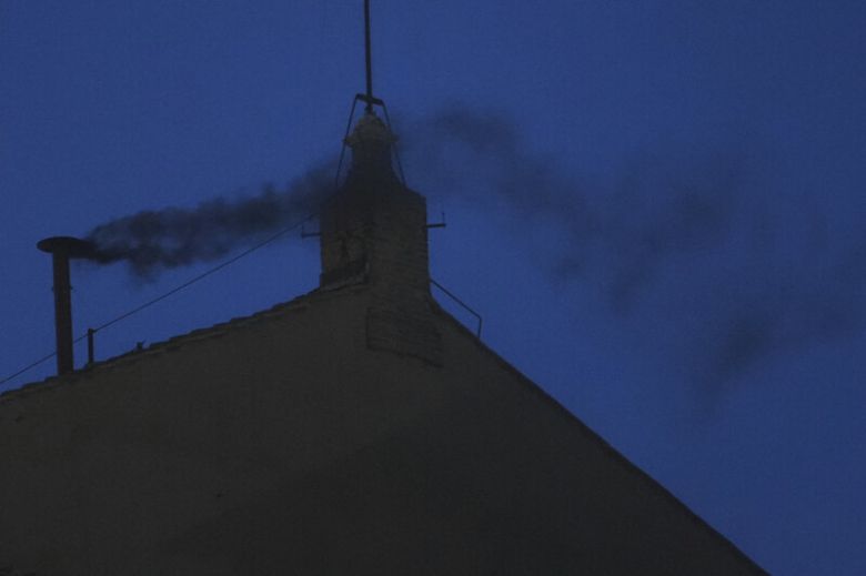 7일(현지시각) 저녁 바티칸 시스티나 경당 위 굴뚝에서 검은 연기가 피어올랐다. 교황을 선출하지 못했다는 의미다. AP연합뉴스