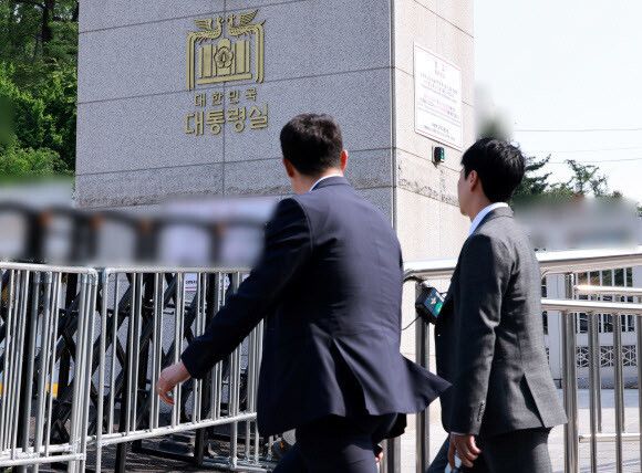 채상병 순직사건 외압 의혹을 수사하는 고위공직자범죄수사처(공수처) 관계자들이 7일 서울 용산 대통령실 민원실을 들어가고 있다. 대통령실사진기자단