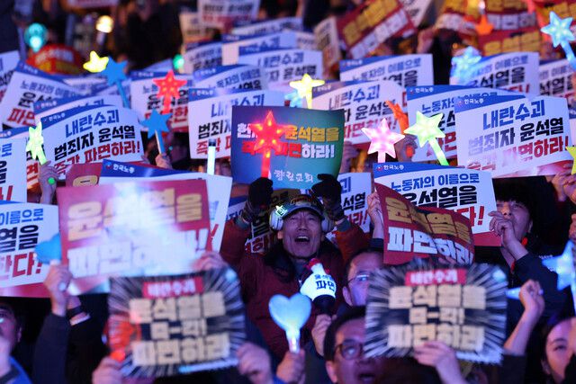 서울 종로구 광화문 동십자각 일대에서 ‘헌재를 포위하라! 윤석열을 파면하라! 24시간 철야 집중행동’ 집회가 열려 참가자들이 구호를 외치고 있다. 김영원 기자 forever@hani.co.kr