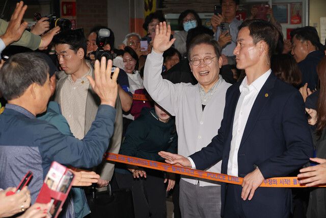 이재명 더불어민주당 대통령 후보가 ‘골목골목 경청투어:국토종주편\'에 나선 7일 전북 임실군 임실시장에서 시민 및 지지자들에게 인사를 하고 있다. 연합뉴스