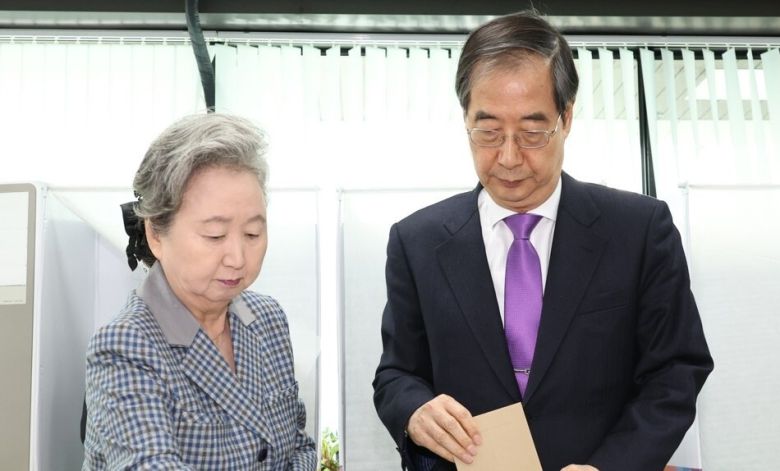 2024년 4월5일 당시 한덕수 국무총리와 부인 최아영 여사가 제22대 국회의원선거 사전투표일인 5일 오전 서울 종로구 삼청동 주민센터에 마련된 사전 투표소에서 투표하고 있다. 연합뉴스