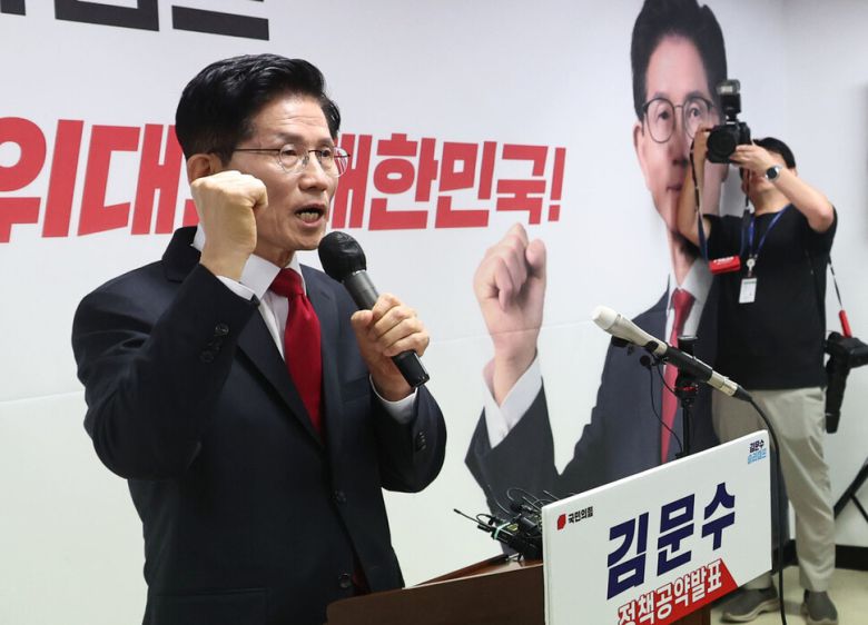 김문수 국민의힘 대통령 후보가 8일 서울 여의도 대하빌딩에 마련한 선거 캠프 사무실에서 긴급 기자회견을 열고 후보 단일화에 관한 입장을 밝히고 있다. 윤운식 선임기자 yws@hani.co.kr