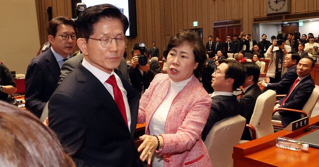 김문수 국민의힘 대통령 후보(왼쪽)가 9일 국회에서 열린 의원총회에서 “지금 당 지도부가 하고 있는 강제 단일화는 실은 저 김문수를 끌어내리고 무소속 후보를 우리 당의 대통령 후보로 만들기 위한 작업에 불과하다. 그래서 응할 수 없다”고 한 뒤 의총장을 나서자 조배숙 의원이 막으려 하고 있다. 김경호 선임기자 jijae@hani.co.kr