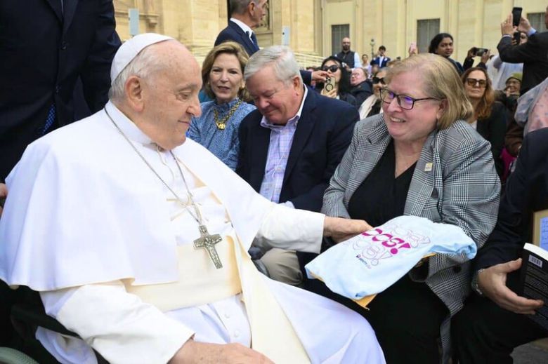 지난 2023년 10월 프란치스코 교황과 교황청에서 만난 국제 퀴어 가톨릭 단체(GNRC)의 공동의장 메리앤 더디버크. 사진 GNRC 제공