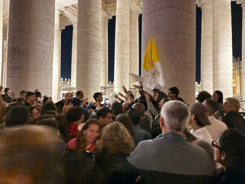 8일(현지시각) 밤 성 베드로 광장의 불빛은 쉽게 꺼지지 않았다. 교황이 선출된 역사적인 이날을 기념하기 위해, 바티칸 시국에서 발행하는 신문 ‘로세르바토레 로마노’를 받아보기 위해 수백명이 손을 뻗고 있다.